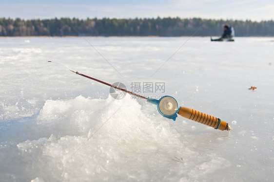 冰渔业卷轴淡水天空钓竿冻结季节运动池塘活动冰钓图片