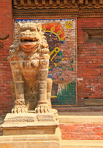 尼泊尔古老城市的狮子雕像图片