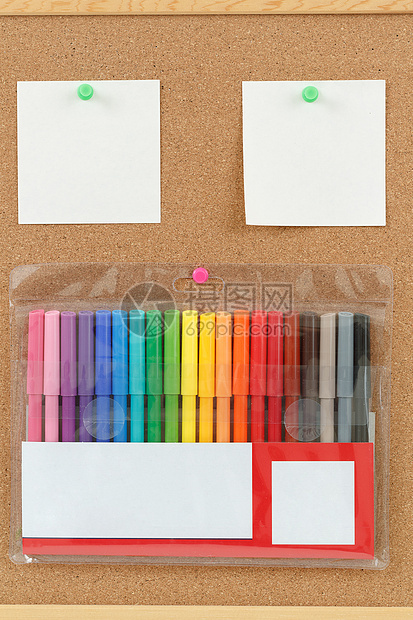 在cork 版板上加注的彩色标记办公室笔记纸特写学生教育学校软木依恋钢笔备忘录图片