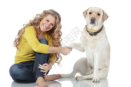 女孩带着她的狗女性朋友教学犬类爪子猎犬快乐女士动物友谊图片