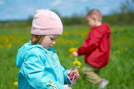在草原上的男孩和女孩蓝色草地男生草本植物场景农场植物季节天空牧场图片