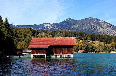 阿尔卑斯山Walchensee的鱼屋图片