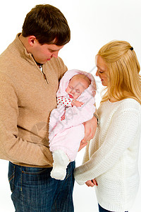 新生儿婴儿和家庭爸爸夫妻妈妈白色女孩母亲工作室父亲团体女儿背景图片