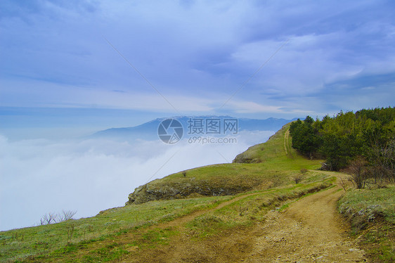 美丽的低云高山风景Name森林木头岩石草地日落环境全景天空阳光旅游图片