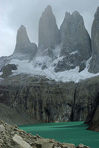 智利的峰值风景薄雾冰川岩石多云登山池塘荒野图片