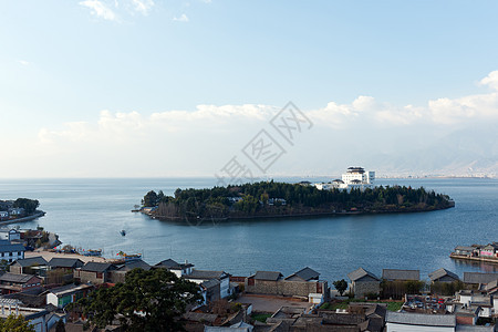 湖泊和村庄景观图片