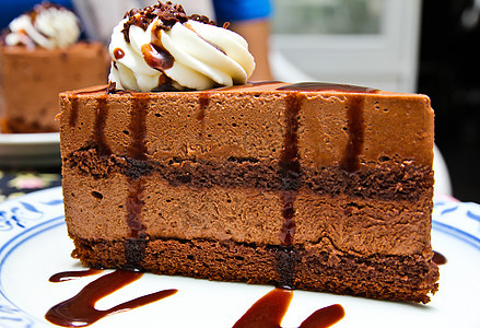 一块巧克力驼鹿蛋糕宏观奶油磨砂食物烹饪糕点甜点盘子美食派对图片