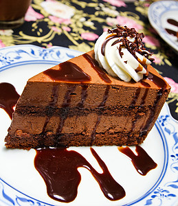 一块巧克力驼鹿蛋糕甜点糕点美食盘子宏观育肥磨砂烹饪食物奶油图片
