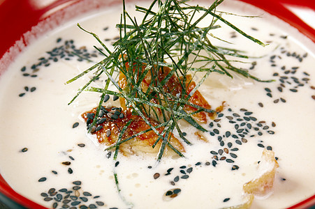 汤奶油奶油状白色勺子食物鳗鱼味道红色绿色水平午餐图片