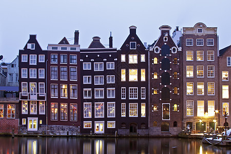 在荷兰的阿姆斯特丹夜间住房城市反射城景建筑建筑学景观灯笼交通运输图片