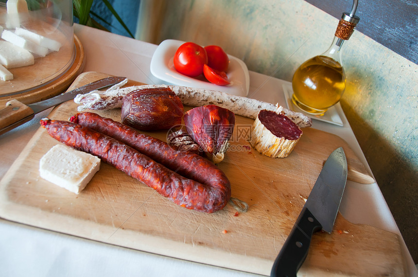 切菜板上的香肠金属木头自助红色工具木板服务食物美食桌子图片