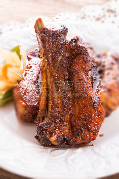 烧烤肋骨牛肉架子骨头熏制蔬菜盘子食物猪肉野餐美食图片