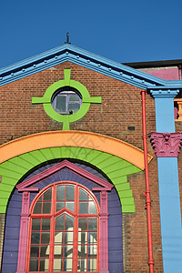油漆的砖楼建筑橙子街道绿色艺术乐趣窗户黄色紫色红色图片