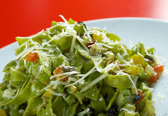 意大利面和害虫叶子面条草本植物食物午餐美食健康香蒜摄影绿色图片