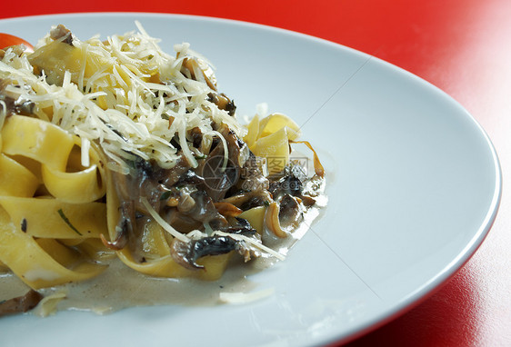 加蘑菇酱的意大利面粉营养美食食谱面条家禽烹饪用餐餐厅蔬菜香菜图片