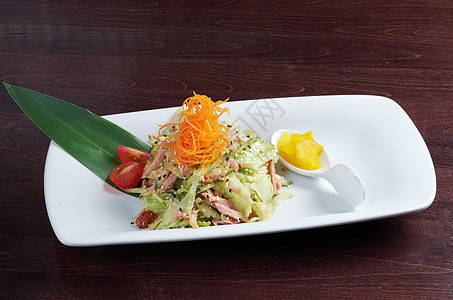 日本沙拉加熏鸡美食洋葱紫色沙拉午餐盘子蔬菜熏制食物黄瓜图片