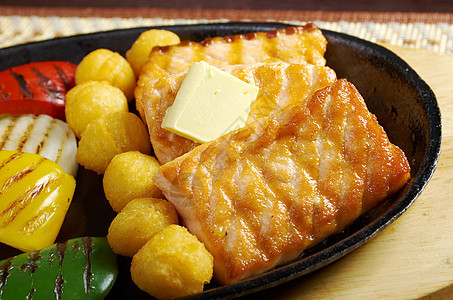 配有蔬菜的鲑鱼牛排金子文化餐厅炙烤叶子盘子烧烤饮食黄色午餐图片