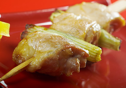日式日本鸡肉 青藤餐厅烹饪沙爹竹子烧烤美食白色盘子食物推介会图片