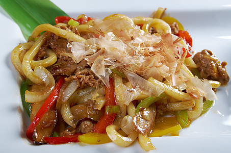带肉和蔬菜的乌顿面条用餐油炸洋葱家禽胡椒餐厅沙拉豆子美食图片