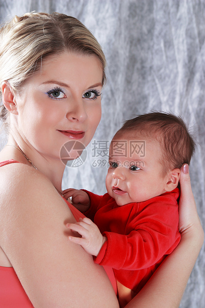 母亲与新生儿一起出生孩子宝贝护士母性女性家庭女士妈妈房间婴儿图片