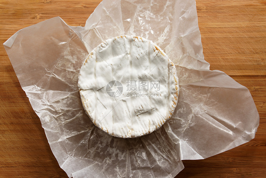 木板上的卡蒙塔饮食白色模具圆形产品美味营养木头奶制品美食图片