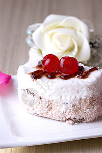 配樱桃的喜庆蛋糕磨砂花瓣椰子杯子盘子口香糖奢华玫瑰美食婚礼图片