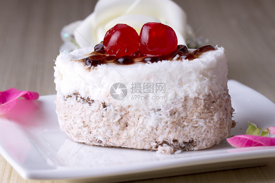 配樱桃的喜庆蛋糕蛋糕架派对婚礼食物杯子花束甜点椰子糖浆奢华图片