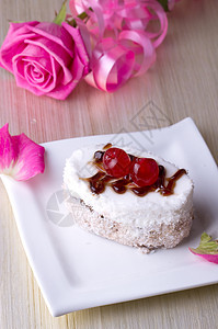 配樱桃的喜庆蛋糕糖艺玫瑰美食口香糖婚礼杯子盘子磨砂椰子食物图片