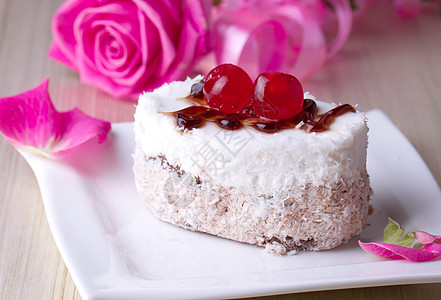 配樱桃的喜庆蛋糕杯子玫瑰食物花瓣奢华糖艺蛋糕架婚礼派对椰子图片