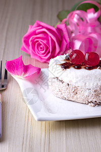 配樱桃的喜庆蛋糕婚礼奢华花瓣玫瑰椰子食物磨砂盘子派对口香糖图片