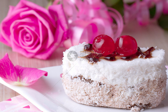 配樱桃的喜庆蛋糕糖艺甜点奢华食物美食花瓣婚礼盘子口香糖杯子图片