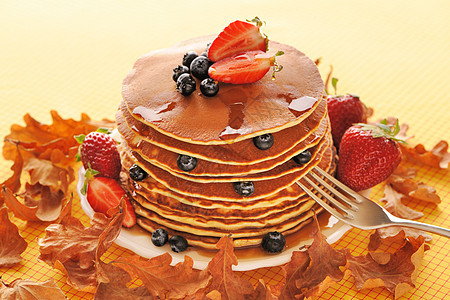 带草莓和蓝莓的煎饼水果早餐小吃蛋糕盘子营养食物蜂蜜浆果服务图片