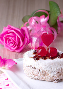 配樱桃的喜庆蛋糕椰子食物杯子花束玫瑰花瓣美食磨砂糖艺盘子图片