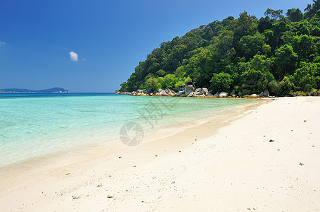 美丽的海滩蓝色海景风景旅行海岸线假期热带天空海洋图片