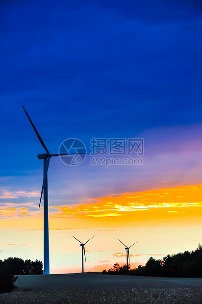 风风农场刀刃日落旋转风力力量农业蓝色天空场地环境图片