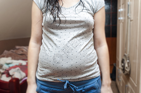 怀孕少女测试卧室母性腹部婴儿服装生育力悲伤母亲女孩图片
