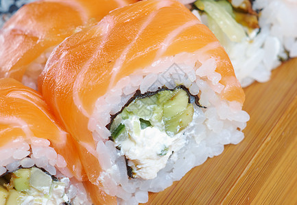 鲑鱼做的卷蔬菜传统桌子寿司食物烹饪鱼片文化海鲜芝麻图片