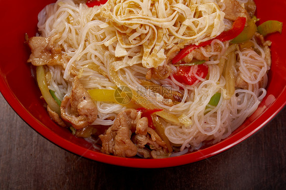 猪肉片和面条豆芽食物美味油炸街道盘子玉米家禽韭菜美食图片