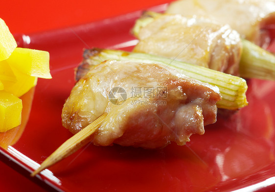 日式日本鸡肉 青藤美食沙爹烧烤竹子烹饪白色餐厅推介会食物盘子图片