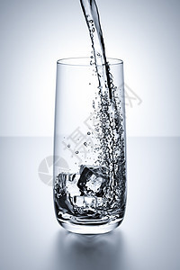 玻璃杯水运动液体环境玻璃水晶气泡饮料反射水滴图片