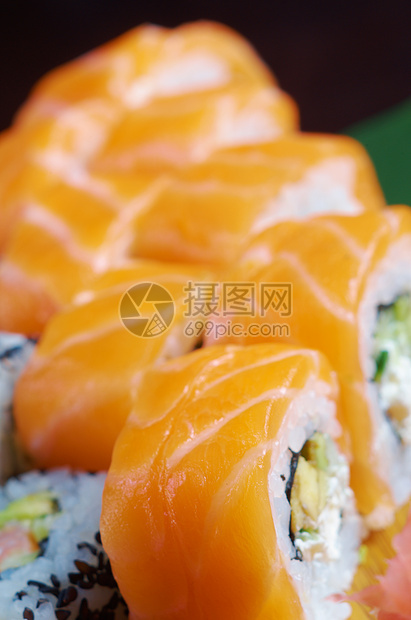 鲑鱼做的卷桌子文化食物蔬菜芝麻寿司海鲜鱼片传统烹饪图片