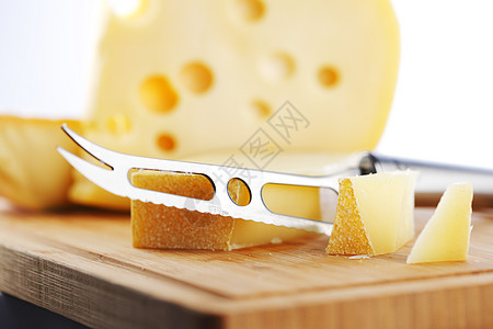 奶酪和奶酪刀食物香味木头盘子熟食奶制品早餐生活烹饪气味图片