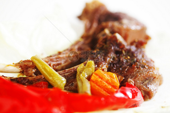 烤肋骨和蔬菜香料餐厅腰部午餐美味盘子猪肉胡椒烧烤美食图片