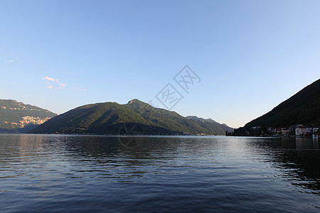 夜间湖边风景爬坡村庄阳光景观公园旅行城市全景旅游蓝色图片