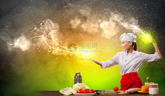 亚洲女性用魔法烹饪女士饮食成人围裙帽子空气杯子胡椒魅力沙拉图片