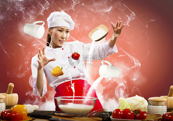 亚洲女性用魔法烹饪手指女士食物杯子胡椒围裙饮食蔬菜牛奶沙拉图片