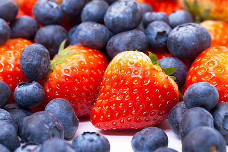 新鲜的草莓和蓝莓收获浆果收成食物宏观采摘水果红色图片