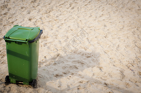 垃圾桶海滩垃圾绿色背景图片