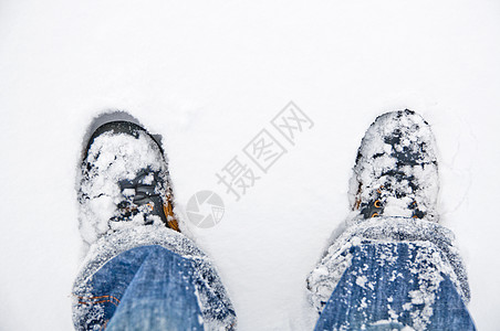 雪中的靴子红色白色男人牛仔裤衣服脚印小路蓝色冻结黑色图片