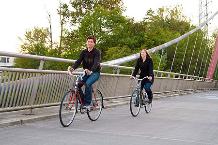 带有自行车的结合体乐趣幸福踪迹骑术夫妻男人水平娱乐小路家庭图片